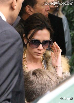 Victoria Beckham à Los Angeles dans un manteau de fourrure par 25 degrès ! Le 6 mars 2010