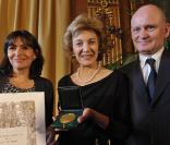 Marisa Paredes reçoit la médaille de Vermeil dans les salons de l'Hôtel de Ville à Paris le 9 mars 2010, au côté d'Anne Hidalgo et Christophe Girard 