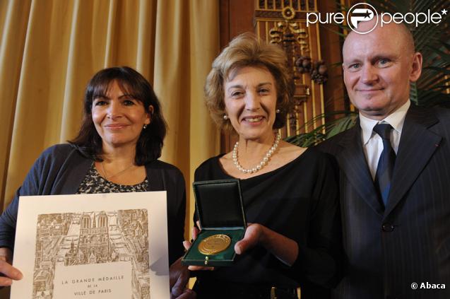 Marisa Paredes reçoit la médaille de Vermeil dans les salons de l'Hôtel de Ville à Paris le 9 mars 2010, au côté d'Anne Hidalgo et Christophe Girard 