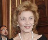 Marisa Paredes reçoit la médaille de Vermeil dans les salons de l'Hôtel de Ville à Paris le 9 mars 2010, au côté d'Anne Hidalgo et Christophe Girard 