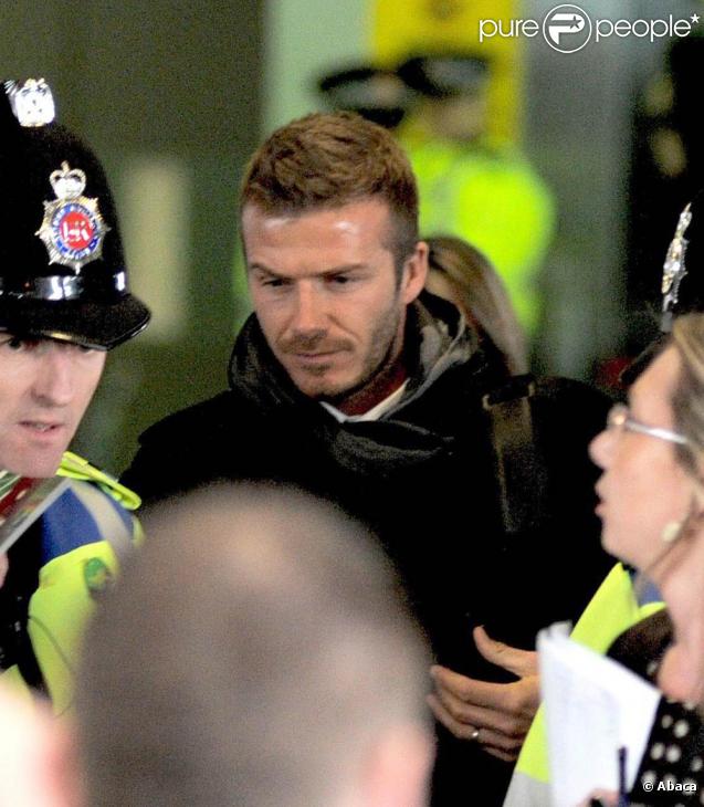 David Beckham lors de son arrivée à l'aéroport de Manchester le 9 mars 2010 pour disputer son match de Ligue des Champions avec le Milan face à son ancien club de Manchester United.