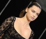 Adriana Lima au défilé Louis Vuitton le 10 mars à Paris