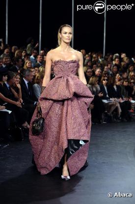 Elle Macpherson au défilé Louis Vuitton le 10 mars à Paris