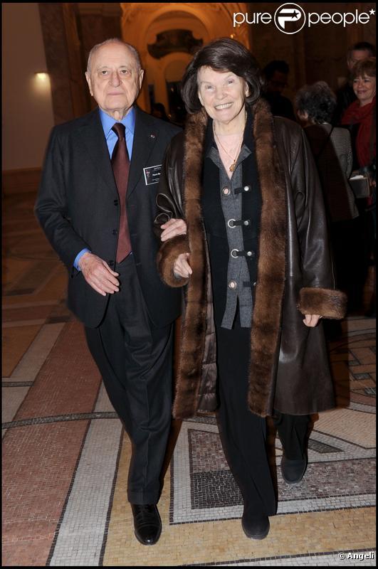 Pierre Bergé et Danielle Mitterrand au vernissage de l'exposition YSL au Petit Palais le 10 mars 2010