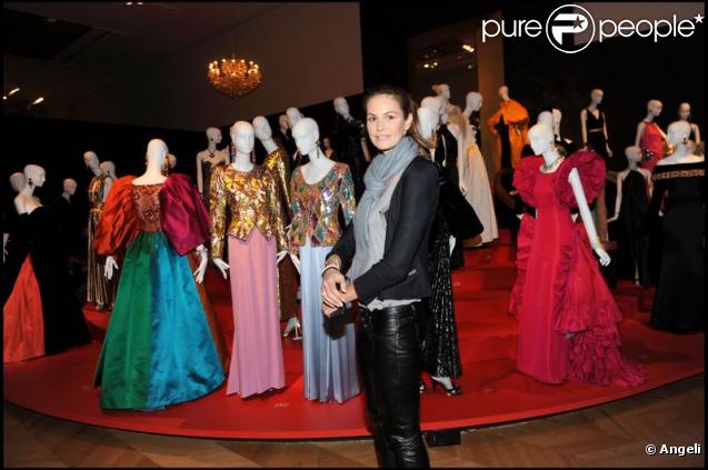 Elle Macpherson au vernissage de l'exposition YSL au Petit Palais le 10 mars 2010