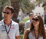 Jenson Button, champion du monde en titre de F1, se détend avec sa compagne Jessica Michibata quelques jours avant le début de la nouvelle saison le 11 mars 2010