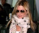 Jennifer Aniston à son arrivée à Londres le 10 mars 2010