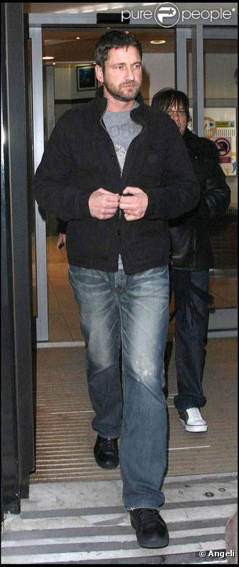 Gerard Butler à la sortie des studios BBC à Londres le 11 mars 2010