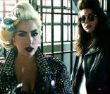 Lady Gaga (photo : avec sa soeur Natalie) atteint les sommets du  weird  et du pop-art avec Jonas Akerlund et Beyoncé dans le clip tarantinesque de  Telephone  !