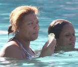 Queen Latifah et sa coach Jeannette Jenkins boivent de la Tequila dans une piscine, à Miami, le 13 février 2010 !