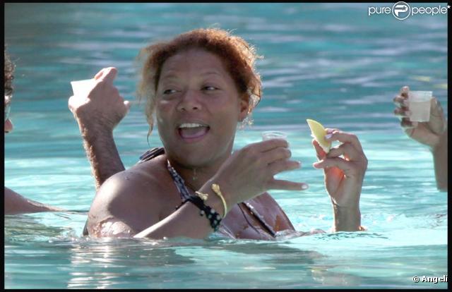Queen Latifah et sa coach Jeannette Jenkins boivent de la Tequila dans une piscine, à Miami, le 13 février 2010 !