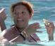 Queen Latifah, très classe à la piscine... C'est la méthode Amy Winehouse ?