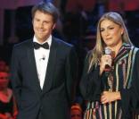 Emmanuel Philibert de Savoie et Pupo présentent l'émission Ciak si canta. Romina Power chante sur scène. 12/03/2010