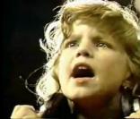 Fergie chante We Are The World à l'âge de 10 ans