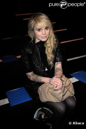 Coeur de Pirate fait la promotion d'un concert donné par son boyfriend sur sa page Facebook.