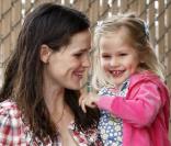 Jennifer Garner gets s\'offre une pause café après avoir récupéré sa fille Violet Affleck à l\'école le 19 mars 2010