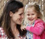 Jennifer Garner gets s'offre une pause café après avoir récupéré sa fille Violet Affleck à l'école le 19 mars 2010