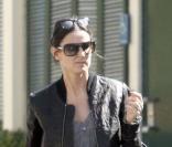 Demi Moore sort d'un salon de manucure de Sunset Plaza à West Hollywood à Los Angeles le 11 mars 2010