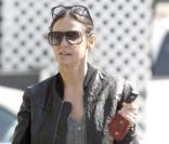 Demi Moore sort d'un salon de manucure de Sunset Plaza à West Hollywood à Los Angeles le 11 mars 2010