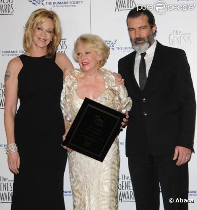 Melanie Griffith, Tippi Hedren et Antonio Banderas à l'occasion de la 24e cérémonie des Genesis Awards, qui s'est tenue au Beverly Hilton Hotel de Los Angeles, le 20 mars 2010.