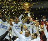 Sous la houlette de son entraîneur Didier Deschamps, l'Olympique de Marseille s'est défait de Bordeaux pour arracher la Coupe de la Ligue : enfin un trophée après 17 ans de disette...