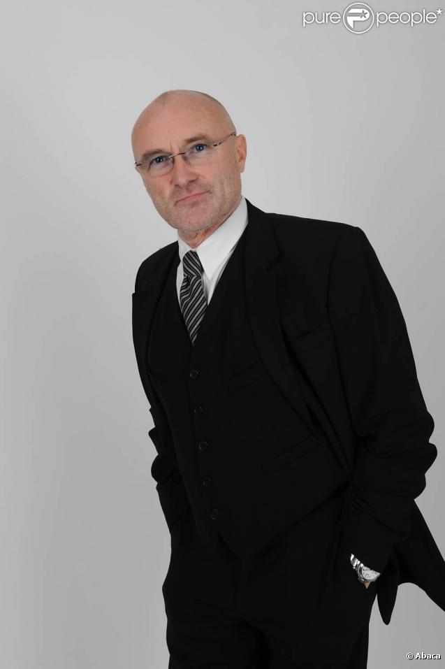 Phil Collins souffre de sévères dommages nerveux, qui l'empêchent de se servir de ses mains correctement... Délicat pour un batteur...