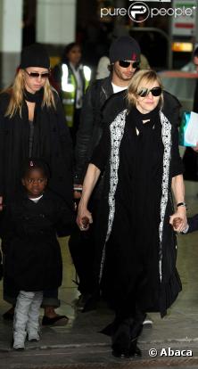 Madonna débarque en famille avec Jesus Luz à l'aéroport d'Heathrow, le 29 mars 2010 !