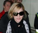 Madonna débarque en famille avec Jesus Luz à l'aéroport d'Heathrow, le 29 mars 2010 !