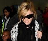Madonna débarque en famille avec Jesus Luz à l'aéroport d'Heathrow, le 29 mars 2010 !