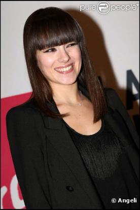 Alizée rencontre ses fans sur les Champs-Elysées à Paris, le 29 mars 2010 !