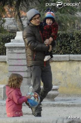 Gael Garcia Bernal se promène avec sa compagne Dolores Fonzi et leur fils Lazaro à Madrid le 13 mars 2010