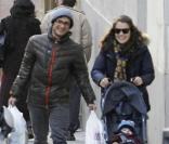Gael Garcia Bernal se promène avec sa compagne Dolores Fonzi et leur fils Lazaro à Madrid le 13 mars 2010