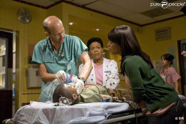  Urgences  est en deuil : le scénariste David Mills a été foudroyé par un anévrisme cérébral à l'âge de 48 ans, le 31 mars 2010.
