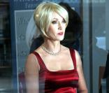 Jane Seymour, ravissante avec une perruque blonde et courte, sur le tournage de  Freeloaders , à Los Angeles, le 1er avril 2010.