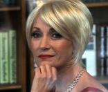 Jane Seymour, ravissante avec une perruque blonde et courte, sur le tournage de <i>Freeloaders</i>, à Los Angeles, le 1er avril 2010.