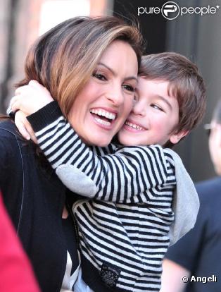 Mariska Hargitay reçoit la visite de son fils, August, sur le tournage de  New York Unité Spéciale , le 1er avril 2010 !