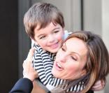 Mariska Hargitay reçoit la visite de son fils, August, sur le tournage de  New York Unité Spéciale , le 1er avril 2010 !