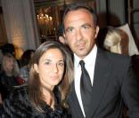 Nikos pose avec sa soeur, Maria, qui n'est autre que son manager et sa confidente.
