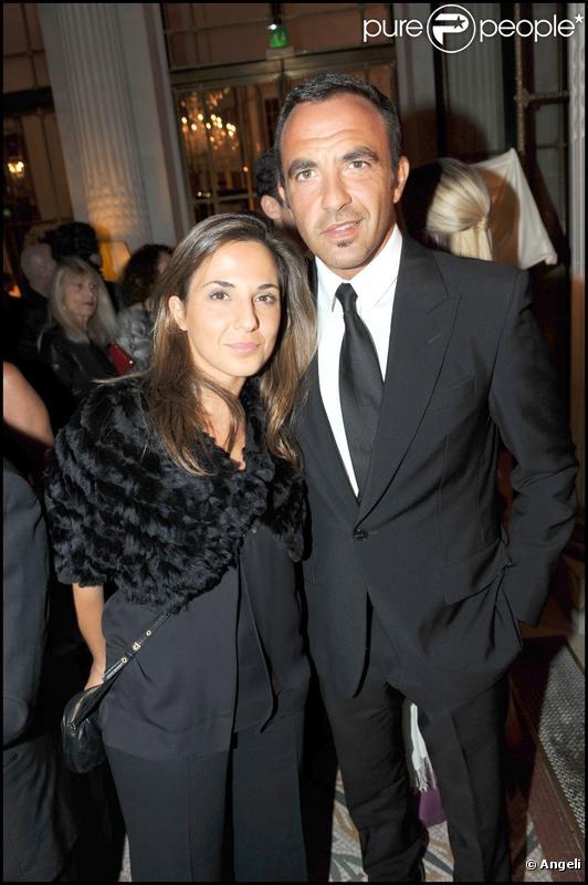 Nikos pose avec sa soeur, Maria, qui n'est autre que son manager et sa confidente.