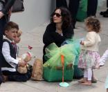 Sara Gilbert et ses enfants Sawyer et Levi se rendent à la fête de Pâques organisée par Ron Meyer à Malibu, le 4 avril 2010