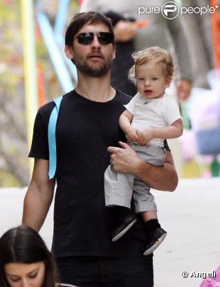 Tobey Maguire et son fils Otis se rendent à la fête de Pâques organisée par Ron Meyer à Malibu, le 4 avril 2010