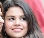 Selena Gomez se rend dans un studio londonien, dans le cadre de la promo de son album Kiss & Tell, le lundi 5 avril.