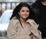 Selena Gomez se rend dans un studio londonien, dans le cadre de la promo de son album Kiss & Tell, le lundi 5 avril.