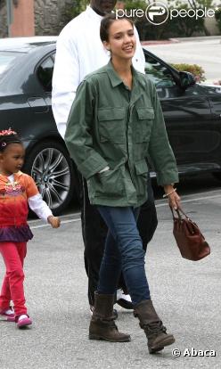 Jessica Alba et Cash Warren le 11 avril 2010 dans la blanlieue de Los Angeles