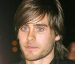 En novembre 2004, Jared se la joue enfant sage et opte pour une mèche sur le visage et des cheveux légèrement plus longs derrière. 