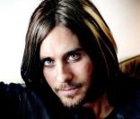 En mai 2007, Jared Leto opte pour un carré long brun avec quelques mèches blondes. Un penchant plutôt gothique ? 