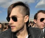 En mars 2010, Jared Leto opte pour la crête et les cheveux rasés sur le côté. Aurait-il décidé de copier la jolie Rihanna ? 