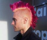 Dernière folie capilaire en date : l'iroquoise rose fluo sur cheveux blonds décolorés et rasés sur le côté. Sur ce coup là, il mérite la palme ! 