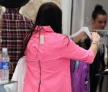 Lindsay Lohan et sa soeur Ali en shopping à Beverly Hills le 14 avril 2010. Lindsay a notamment fait des essayages flshy chez Diavolina.
