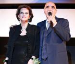 Claudia Cardinale présente  Le Fil  à l'ouverture du 25e Festival du film gay et lesbien de Turin, avec le président du festival Giovanni Manerba, le 15 avril 2010 !